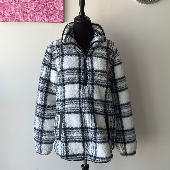 Abercrombie & Fitch Jackets & Blazers - EUC Loose Fit Sherpa Women’s medium Abercrombie and Fitch pullover COZY A&F